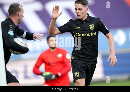 TILBURG, PAESI BASSI - MARZO 13: Henk Veerman di SC Heerenveen e Joey Veerman di SC Heerenveen festeggiano dopo il loro primo gol al fianco durante l'ere Foto Stock