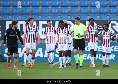 TILBURG, PAESI BASSI - MARZO 13: Lasse Schone di SC Heerenveen guarda i giocatori di Willem II dopo il 2-0 di Kwasi Wriedt di Willem II che è c. Foto Stock