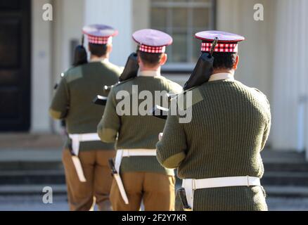 Londra, Regno Unito. 9 marzo 2021. I militari dei battaglioni della guardia dei piedi hanno visto allenarsi alla Wellington Barracks di Londra. Credit: Brett Cove/SOPA Images/ZUMA Wire/Alamy Live News Foto Stock