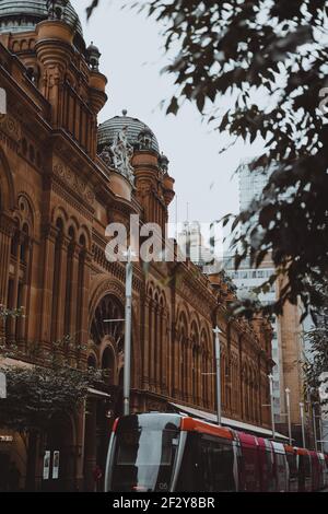 La ferrovia leggera si trova alla fermata Queen Victoria Building QVB nel CBD di Sydney. Foto Stock