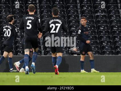 Londra, Regno Unito. 13 Marzo 2021. Gabriel Jesus (1st R) di Manchester City festeggia con i suoi compagni di squadra dopo aver segnato durante la partita della Premier League inglese tra Fulham e Manchester City al Craven Cottage di Londra, in Gran Bretagna, il 13 marzo 2021. Credit: Han Yan/Xinhua/Alamy Live News Foto Stock