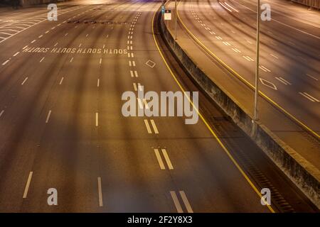 Atlanta, GA USA - 06 14 20: Interstate 75 Downtown Atlanta vista attraverso una recinzione sfocata Foto Stock