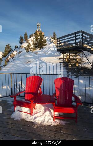 Coppia di sedie rosse Adirondack sulla piattaforma Boardwalk sotto la stazione meteo Cosmic Ray vicino Sulphur Mountain Gondola, Banff National Park Foto Stock