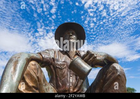 Primo piano della statua di Cunnamulla Fella, un personaggio reso famoso da Slim Dusty, Cunnamulla, Queensland, QLD, Australia Foto Stock