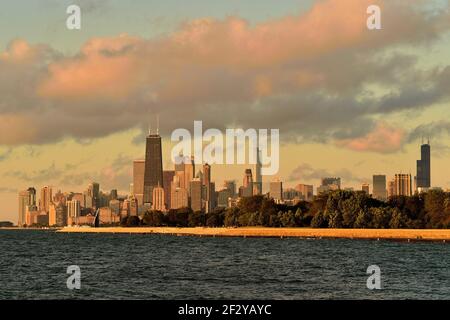 Chicago, Illinois, Illinois. Poco dopo che il sole ha rotto l'orizzonte, la luce è stata gettata nel cielo e le nuvole sopra una parte dello skyline. Foto Stock