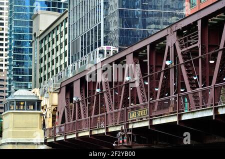 Chicago, Illinois, Stati Uniti. Un treno Pink Line CTA che attraversa il Lake Street Bridge che attraversa il fiume Chicago appena esce dal Loop. Foto Stock
