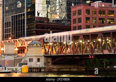 Chicago, Illinois, Stati Uniti. Un treno CTA 'L' che attraversa il fiume Chicago sul Lake Street Bridge appena esce dal Loop Foto Stock