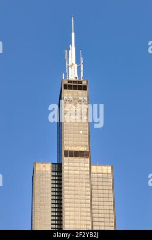 Chicago', Illinois, Stati Uniti. Willis Tower (ex Sears Tower) crogiolarsi al sole del tardo pomeriggio in una giornata estiva. Foto Stock