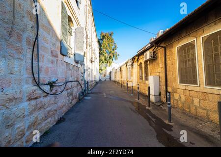 gerusalemme-israele. 05-03-2021. Vecchie case su strade strette nel vecchio quartiere Nachlaot di Gerusalemme Foto Stock