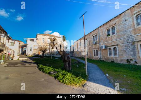 gerusalemme-israele. 05-03-2021. Giardino e vecchie case nel vecchio e famoso quartiere di Nachlaot Foto Stock