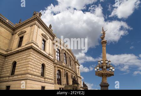 La costruzione di sale da concerto Rudolfiunum in Piazza Jan Palach a Praga, Repubblica Ceca (giorno). Orchestra Filarmonica Ceca Foto Stock