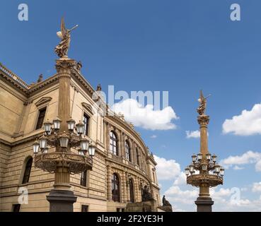 La costruzione di sale da concerto Rudolfiunum in Piazza Jan Palach a Praga, Repubblica Ceca (giorno). Orchestra Filarmonica Ceca Foto Stock