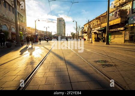 gerusalemme-israele. 05-03-2021. Le tracce della ferrovia leggera su Jaffa Street al tramonto Foto Stock