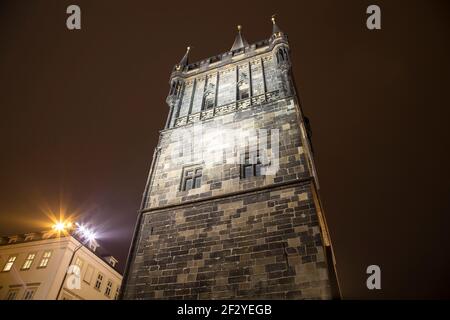 La Torre delle polveri o la porta delle polveri - è una torre gotica a Praga, Repubblica Ceca (vista notturna) Foto Stock