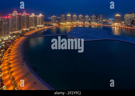 Bella vista aerea blu ora di Viva Bahria Pearl Qatar Foto Stock