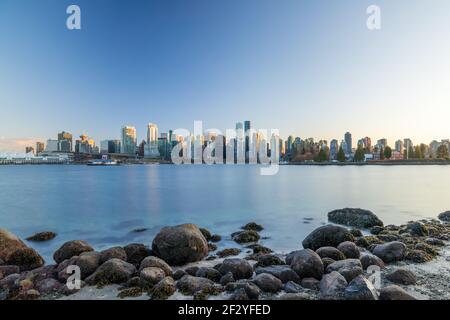 Vista panoramica dello skyline del centro di Vancouver all'ora del tramonto. I grattacieli riflettono sul Porto di Vancouver. British Columbia, Canada. Foto Stock