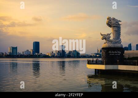 Dragon Carp sulla riva orientale del fiume Han a da Nang, vietnam. Traduzione: Dragon carp danang Foto Stock