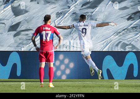 Madrid, Spagna. 13 Marzo 2021. Il Karim Benzema (R) del Real Madrid festeggia il 13 marzo 2021 durante una partita di calcio tra Real Madrid e Elche CF a Madrid, Spagna. Credit: Edward F. Peters/Xinhua/Alamy Live News Foto Stock