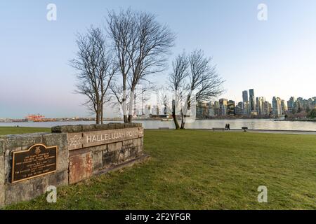 Hallelujah Point. Stanley Park Seawall al tramonto. Skyline del centro di Vancouver sullo sfondo. Foto Stock