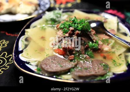 Carne bollita con noodle nel ristorante uzbeko Foto Stock