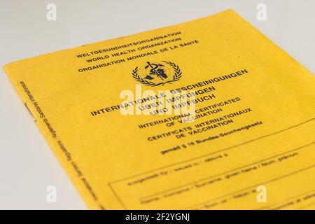 Certificato internazionale di vaccinazione dell'Organizzazione mondiale della sanità. Libro di vaccinazione giallo con in tre lingue. Foglio di copertura per l'OMS vaccina Foto Stock