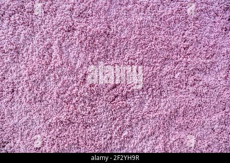 Tappeto a pelo lungo. Sfondo astratto di fibre rosa shaggy. Foto Stock