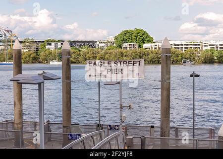 Brisbane, Queensland, Australia - Marzo 2021: Molo sul fiume della capitale Foto Stock