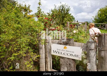 Il raffinato ristorante Zin House del Lowe Family Wines Vigneto, regione del vino Mudgee, NSW, donna australiana che entra nei giardini MR Foto Stock