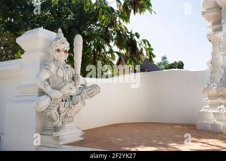 Re vessavana o Kuvera statua gigante rosso su cancello antico Ingresso al Tempio di Wat Pa Daraphirom per i tailandesi e. foregn viaggiatore visita respe Foto Stock