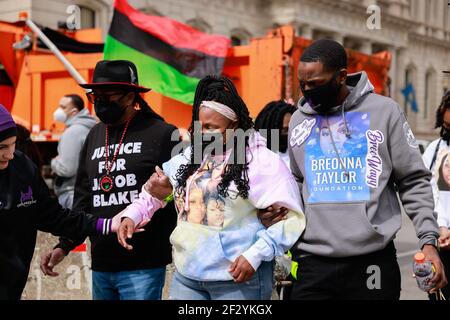 Louisville, Stati Uniti. 13 Marzo 2021. Tamika Palmer (M) cammina verso un evento commemorativo al Jefferson Square Park per celebrare l'anniversario di un anno dal Louisville Metro Police Department ha sparato e ucciso sua figlia Breonna Taylor a casa sua a Louisville. I manifestanti chiamano il parco, Injustice Square Park. (Foto di Jeremy Hogan/SOPA Images/Sipa USA) Credit: Sipa USA/Alamy Live News Foto Stock