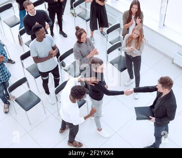 Immagine da sopra della gente di affari seduti intorno a conferenza de Foto Stock