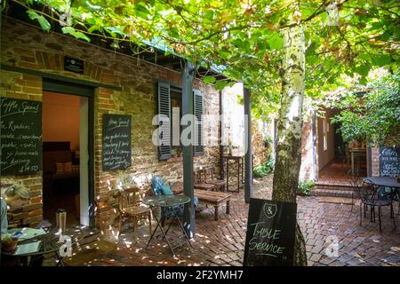 Mudgee, Alby e Esthers caffetteria e caffe' con cortile pittoresco, Mudgee, regionale NSW, Australia Foto Stock