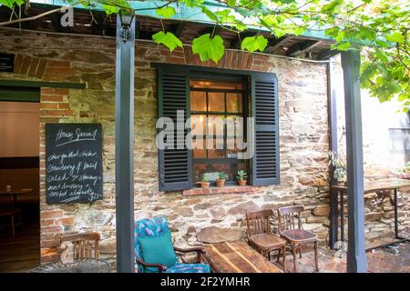 Mudgee, Alby e Esthers caffetteria e caffe' con cortile pittoresco, Mudgee, regionale NSW, Australia Foto Stock