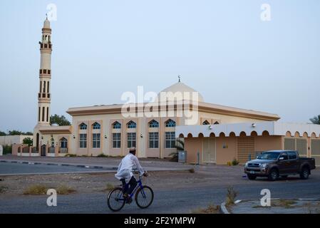 Vista frontale di una moschea in città Foto Stock