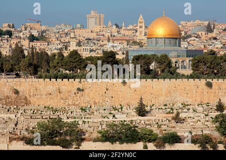 Città di Gerusalemme con la cupola dorata della roccia e le mura di Gerusalemme, Israele Foto Stock