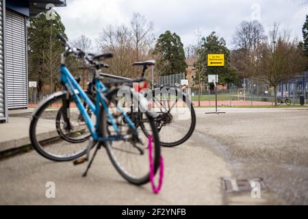 Friburgo, Germania. 14 Marzo 2021. Biciclette e un cartello che dice 'ai seggia' si trovano di fronte al seggio nel Gymnasium tedesco-francese di Friburgo. Oggi i cittadini del Baden-Württemberg sono chiamati a votare per un nuovo parlamento di Stato. Credit: Philippe von Ditfurth/dpa/Alamy Live News Foto Stock