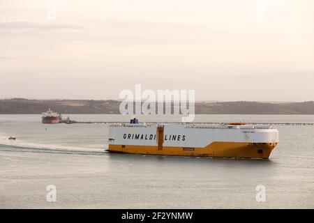 Porto di Cork, 14 marzo 2021. La portaerei Grande Baltimora esce dal porto di Cork all'alba verso Vigo in Spagna dopo aver portato nuove vetture a Ringaskiddy, Co. Cork, Irlanda. - credito; David Creedon / Alamy Live News Foto Stock