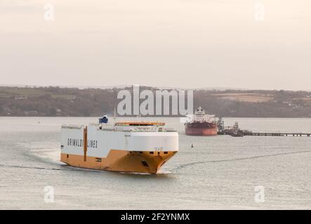 Porto di Cork, 14 marzo 2021. La portaerei Grande Baltimora esce dal porto di Cork all'alba verso Vigo in Spagna dopo aver portato nuove vetture a Ringaskiddy, Co. Cork, Irlanda. - credito; David Creedon / Alamy Live News Foto Stock