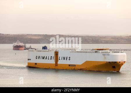 Porto di Cork, 14 marzo 2021. La portaerei Grande Baltimora esce dal porto di Cork all'alba verso Vigo in Spagna dopo aver portato nuove vetture a Ringaskiddy, Co. Cork, Irlanda. - credito; David Creedon / Alamy Live News Foto Stock