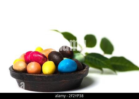Uova di Pasqua al cioccolato con caramelle all'uovo su sfondo bianco isolato con spazio per la copia Foto Stock