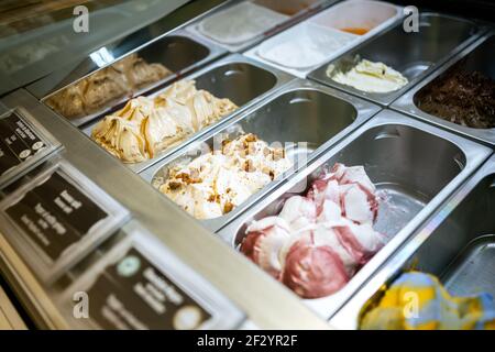 Un primo piano dell'assortimento di gelati in frigorifero Foto Stock