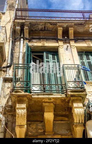 L'isola di Corfù. Strade della città di Kerkyra, architettura antica. Paesaggio estivo. Foto Stock