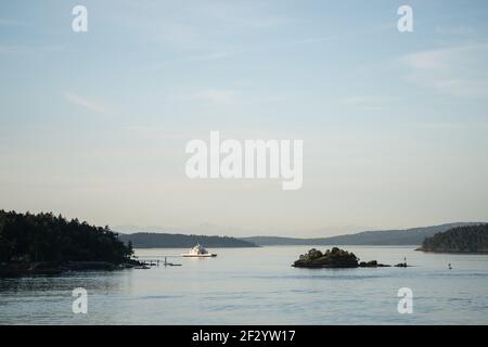 Vista di un traghetto che naviga attraverso le isole del Golfo vicino a Victoria, BC, Canada Foto Stock