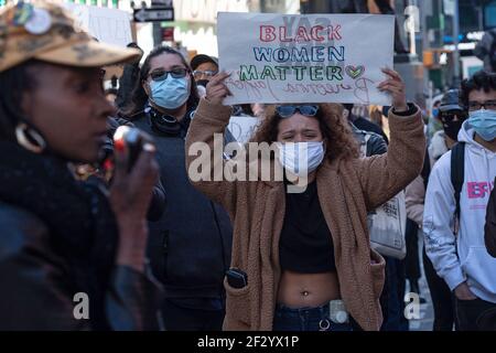 New York, Stati Uniti. 13 Marzo 2021. Un manifestante tiene un cartello che dice Black Women Matter durante una protesta di Breonna Taylor a Times Square a New York City.centinaia di persone si sono riunite a Times Square per ricordare Breonna Taylor. Taylor è stata uccisa un anno fa dalla polizia di Louisville, Kentucky, il 13 marzo 2020. (Foto di Ron Adar/SOPA Images/Sipa USA) Credit: Sipa USA/Alamy Live News Foto Stock