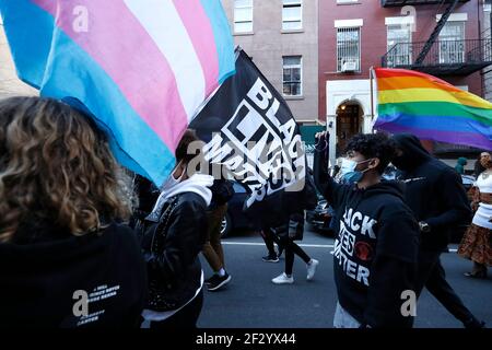 I manifestanti hanno marciato con Black Lives Matter Flags durante la dimostrazione.nell'anniversario di un anno di sparare a Breonna Taylor nella sua residenza i manifestanti si sono radunati a Times Square. Taylor, un tecnico del pronto soccorso, è stato ucciso il 13 marzo 2020 durante un bombardamento della polizia in cui la polizia sostiene che il ragazzo di Taylors ha sparato il primo colpo dopo che gli ufficiali si sono annunciati e ferendo un ufficiale. Sei mesi dopo il drug raid, la famiglia Taylor è stato assegnato 12 milioni di dollari come un illecito accordo di morte con la città di Louisville Kentucky stipulare che i cambiamenti che ne derivano Foto Stock