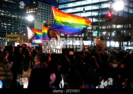 I manifestanti marciavano con cartelli e bandiere durante la dimostrazione.nel primo anniversario della sparatoria di Breonna Taylor nella sua residenza i manifestanti si sono radunati a Times Square. Taylor, un tecnico del pronto soccorso, è stato ucciso il 13 marzo 2020 durante un bombardamento della polizia in cui la polizia sostiene che il ragazzo di Taylors ha sparato il primo colpo dopo che gli ufficiali si sono annunciati e ferendo un ufficiale. Sei mesi dopo il drug raid, la famiglia Taylor è stato assegnato 12 milioni di dollari come un illecito accordo di morte con la città di Louisville Kentucky stipulare che i conseguenti cambiamenti in th Foto Stock