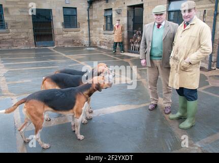 Excercising i fosshounds della caccia di Percy. Huntsman: Robert McCarthy (cappotto leggero) e Michael Hutchinson Whipper in: Robert Truscott Foto Stock