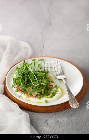 Insalata vegana sana fatto germogli di piselli, quinoa, ravanello, menta e yogurt Foto Stock