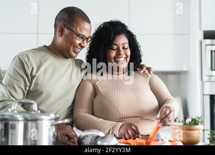 Felice padre e figlia afro preparare il pranzo insieme in moderno cucina Foto Stock