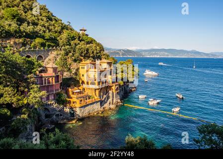 Villa di alto livello sul mare a Baia Cannone, piccola baia litell vicino a Portofino, Liguria, Italia. Mare molto limpido e turchese Foto Stock